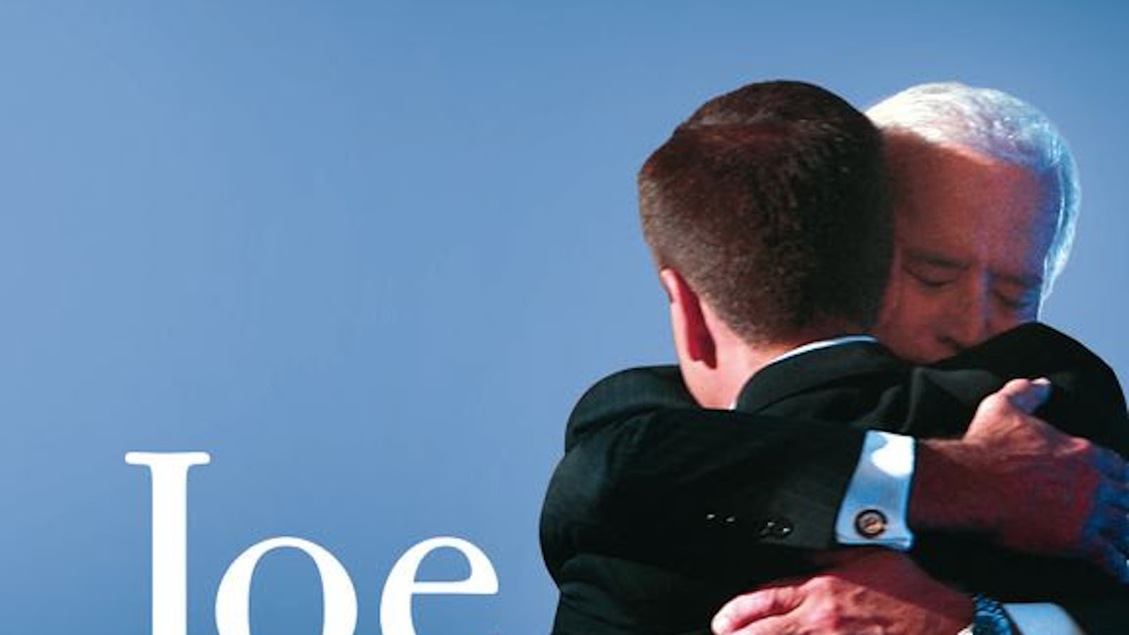 Kuvassa on osa kansikuvasta ja siinä oikealla Joe Biden on halaamassa poikaansa, joka on selin.  Kuvan taustaväri on sininen.