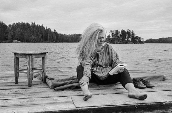 Ateneumin taidemuseossa nähdään 8.10.2021–9.1.2022 taiteen akateemikko Outi Heiskasen retrospektiivinen näyttely. Kuvassa taiteilija Syysjärvellä vuonna 1988.