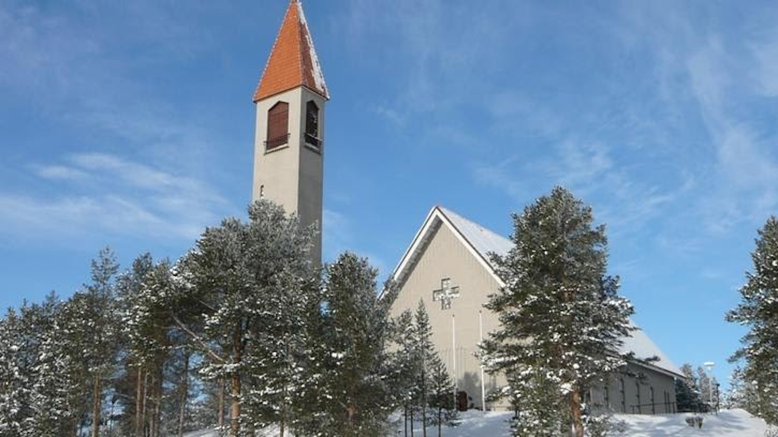 Kuvassa on Enontekiön kirkko, joka on vaalea kivikirkko ja päältä rapattu.
