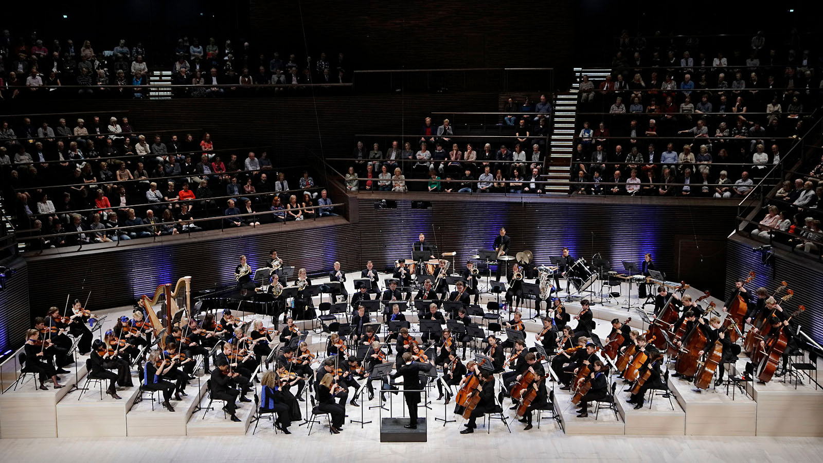 Kuvassa on Sibelius-Akatemian orkesteri Musiikkitalon lavalla soittamassa. 