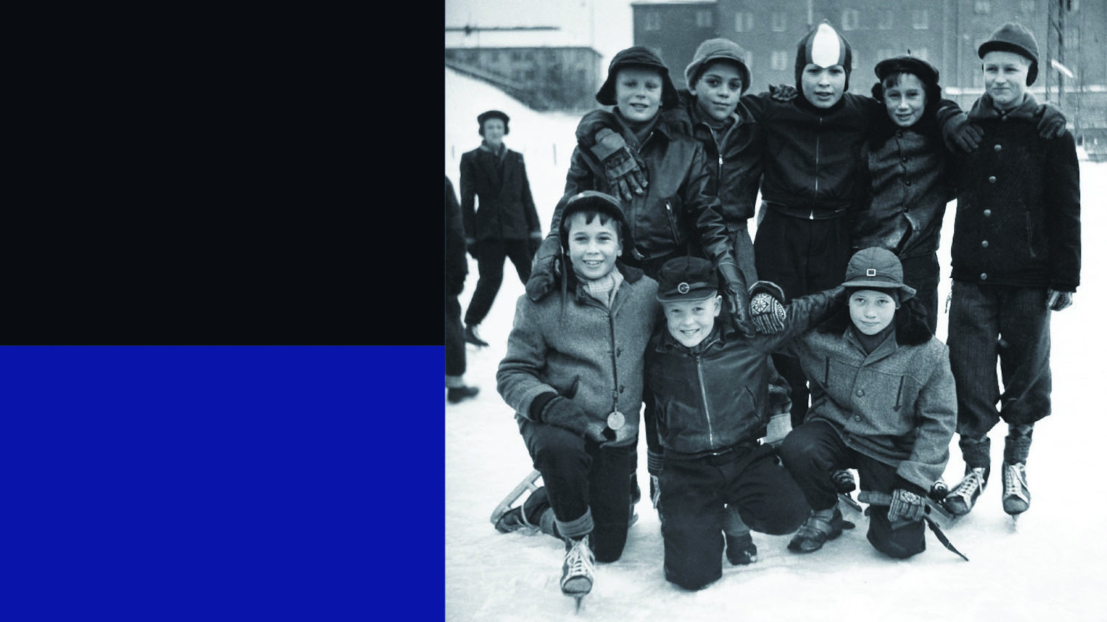 Kuvassa on osa kirjan kannesta.  Vasemmalla on sinistä ja mustaa ja oikealla poikajoukko asettuneena valokuvaan talvella.