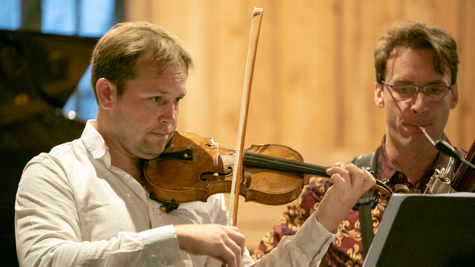 Kuvassa ovat Jukka Merjanen soittamassa viulua ja Bence Boganyi soittamassa fagottia.  Kuvassa näkyvät kasvot ja soittimet.