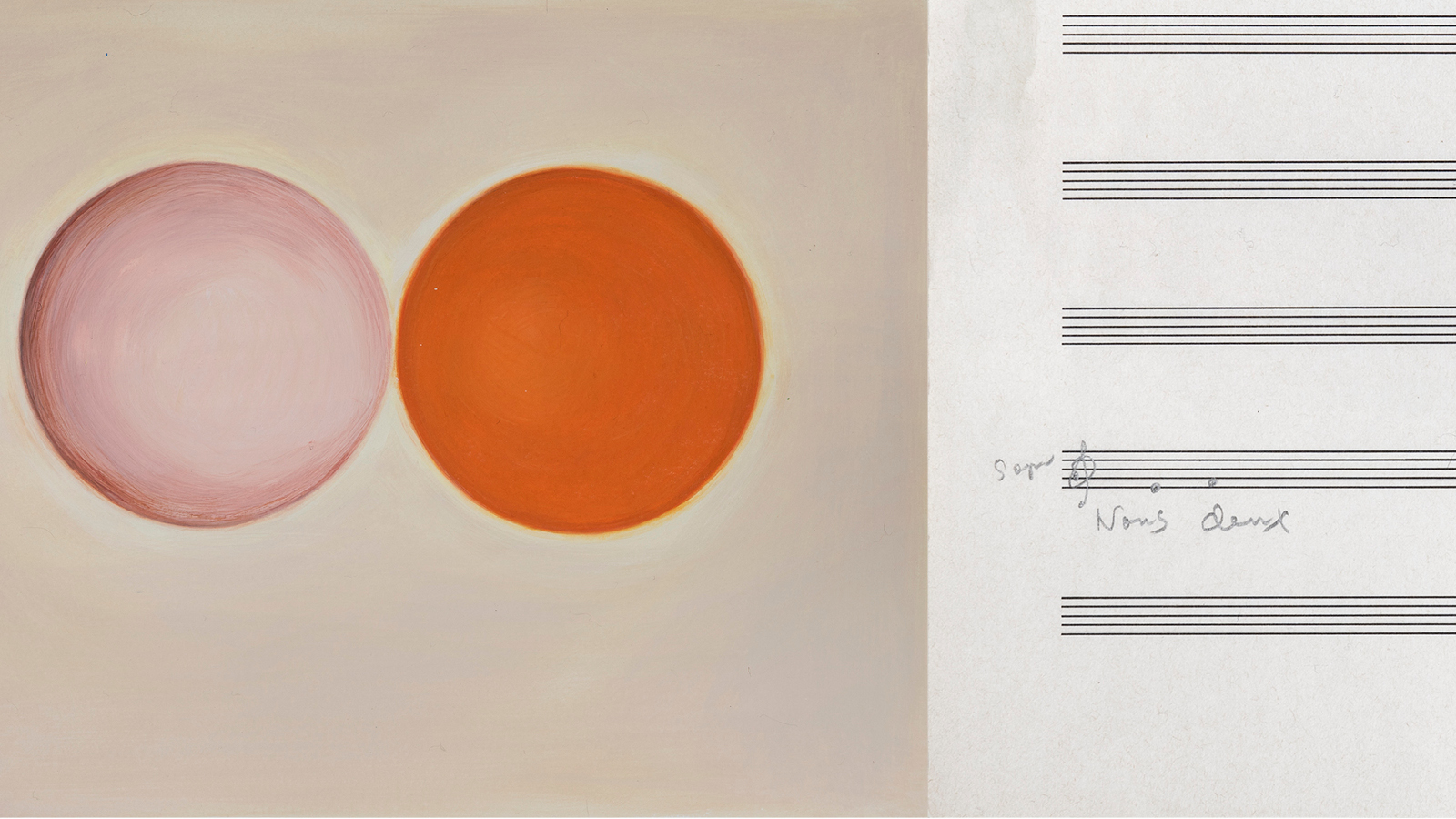 Kuvassa on vasemmalla vaalean ruskealla pohjalla pallot, joista toinen on vaalea ja toinen oranssi. Oikealla on nuottiviivastoa.