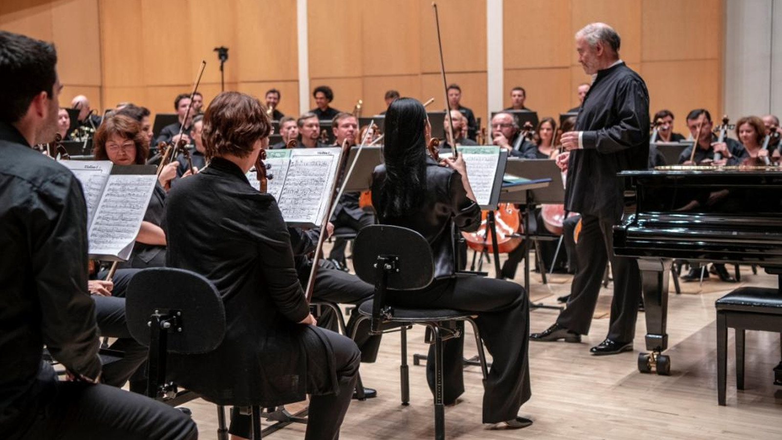 Kuvassa on Marinskin orkesterilaisia ja oikealla orkesterin keskellä on kapellimestari Valeri Gergijev.