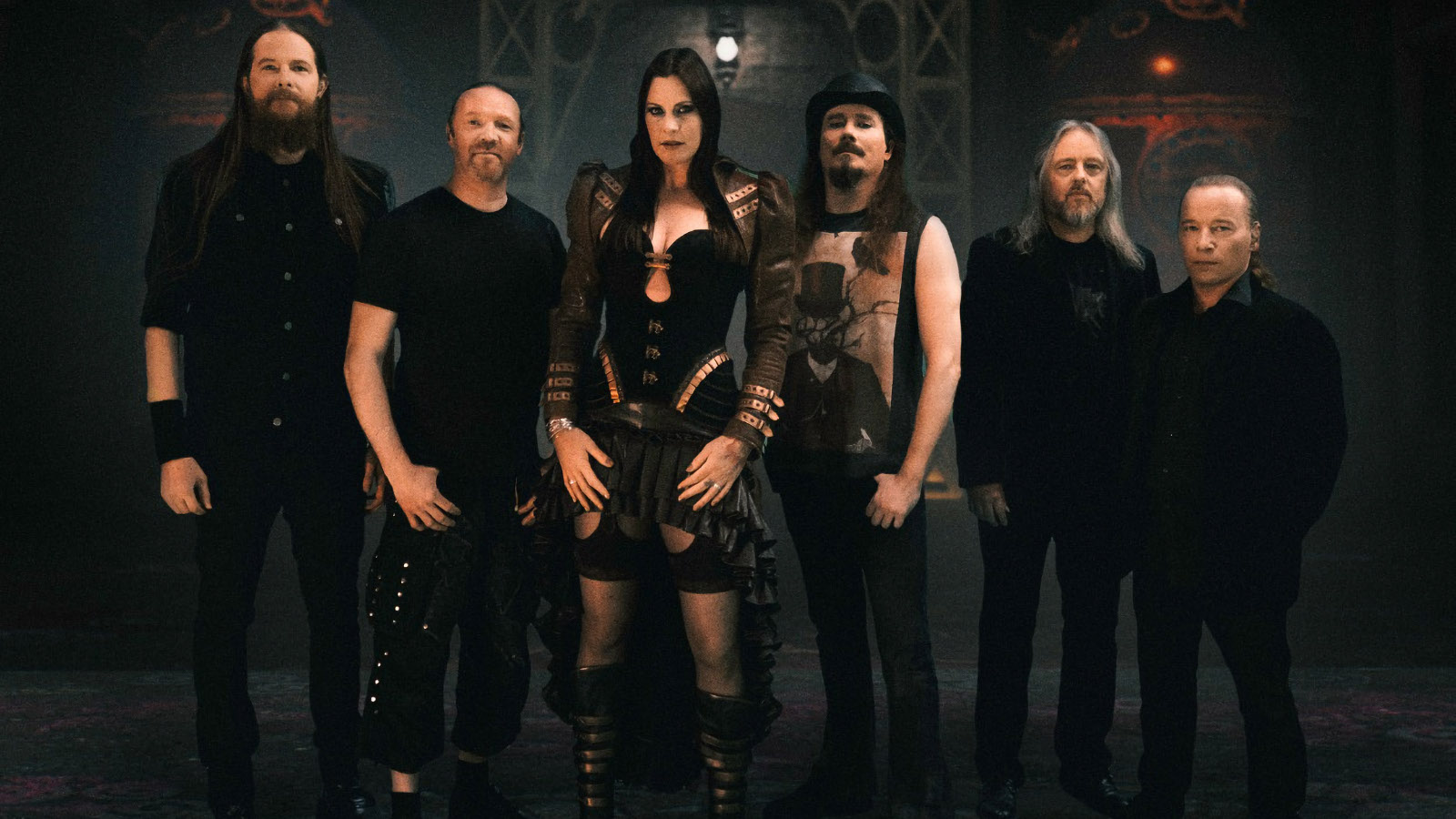 Kuvassa ovat Nightwish-bändin jäsenet yhteiskuvassa.  Kuvan sävy on tumma ja pukeutuminen on mustaa.
