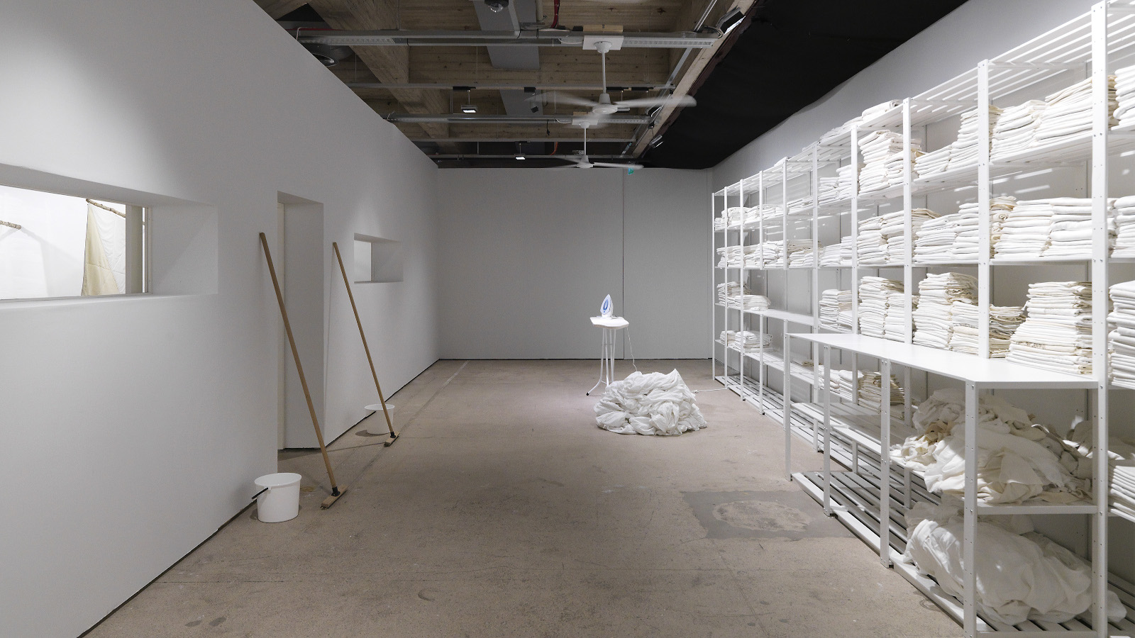 EMMAn 2021 Hesselholdt & Mejlvangin näyttely The White Exhibition analysoi valkoista väriä.