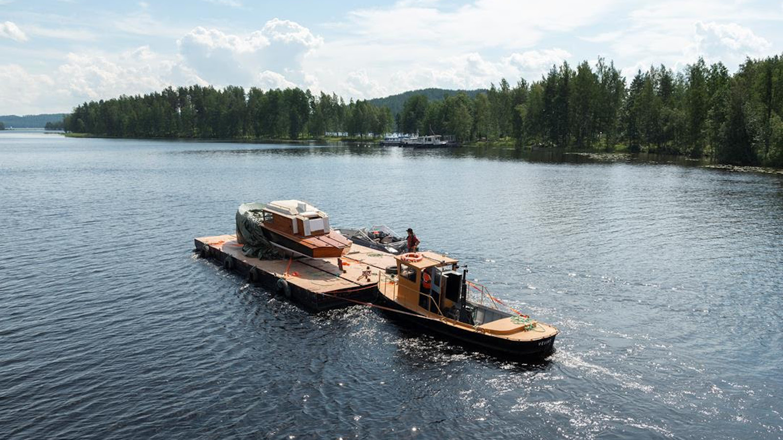 Alvar Aallon Nemo propheta in patria venettä kuljetetaan kesällä 2021 vesitse konservoivointipaikkaansa. 