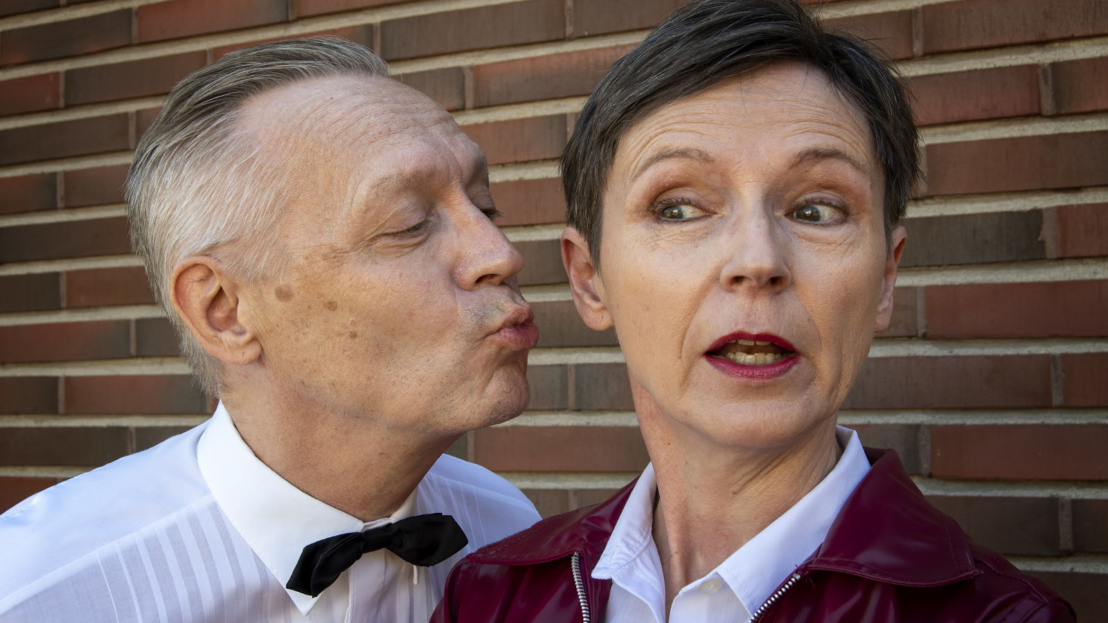 Irma Jäppinen ja Olli Korpela näyttelevät Kuusankosken kesäteatterin näytelmässä Vain Bocelli puuttuu Mirkkua ja Kaitsua, mutta ovat oikeasti pariskunta.