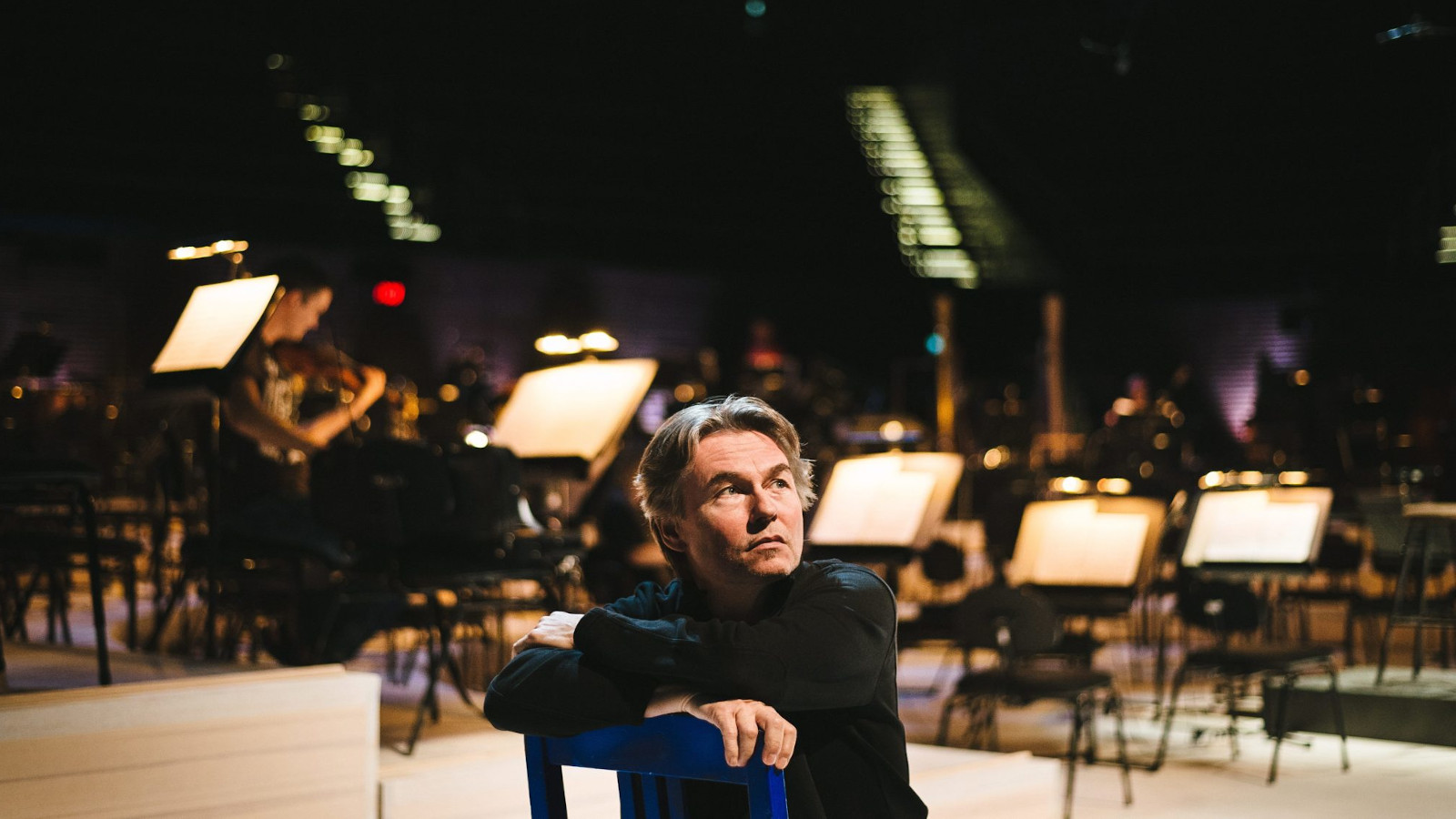 Esa-Pekka Salonen ehtii kesällä viettämään aikaa myös Suomessa ja hän johtaa konsertin 15.8.2021  Avanti-salissa.