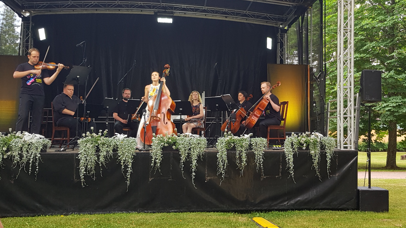 Kuvassa ovat etualalla soittamassa Jukka Merjanen viulua ja Maria Krykov kontrabassoa sekä takana jousisoittajia.