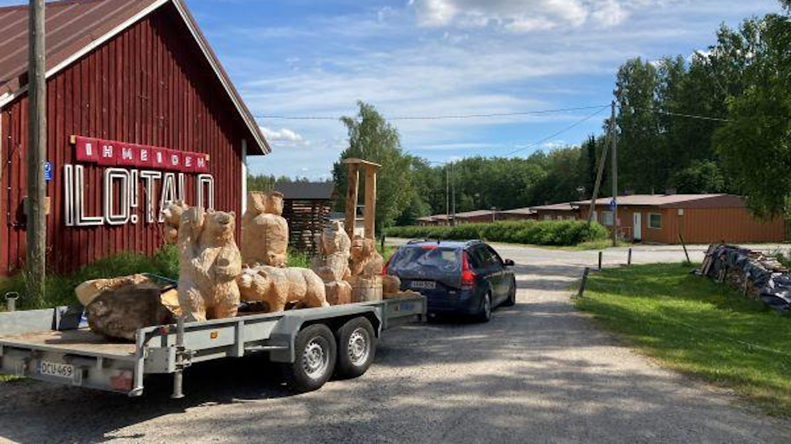 Ilomantsin karhut lähtivät liikkeelle talvipesästään Kansallistalolta. 