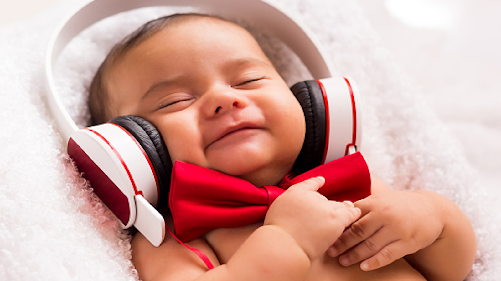 Vauva nauttii musiikista.