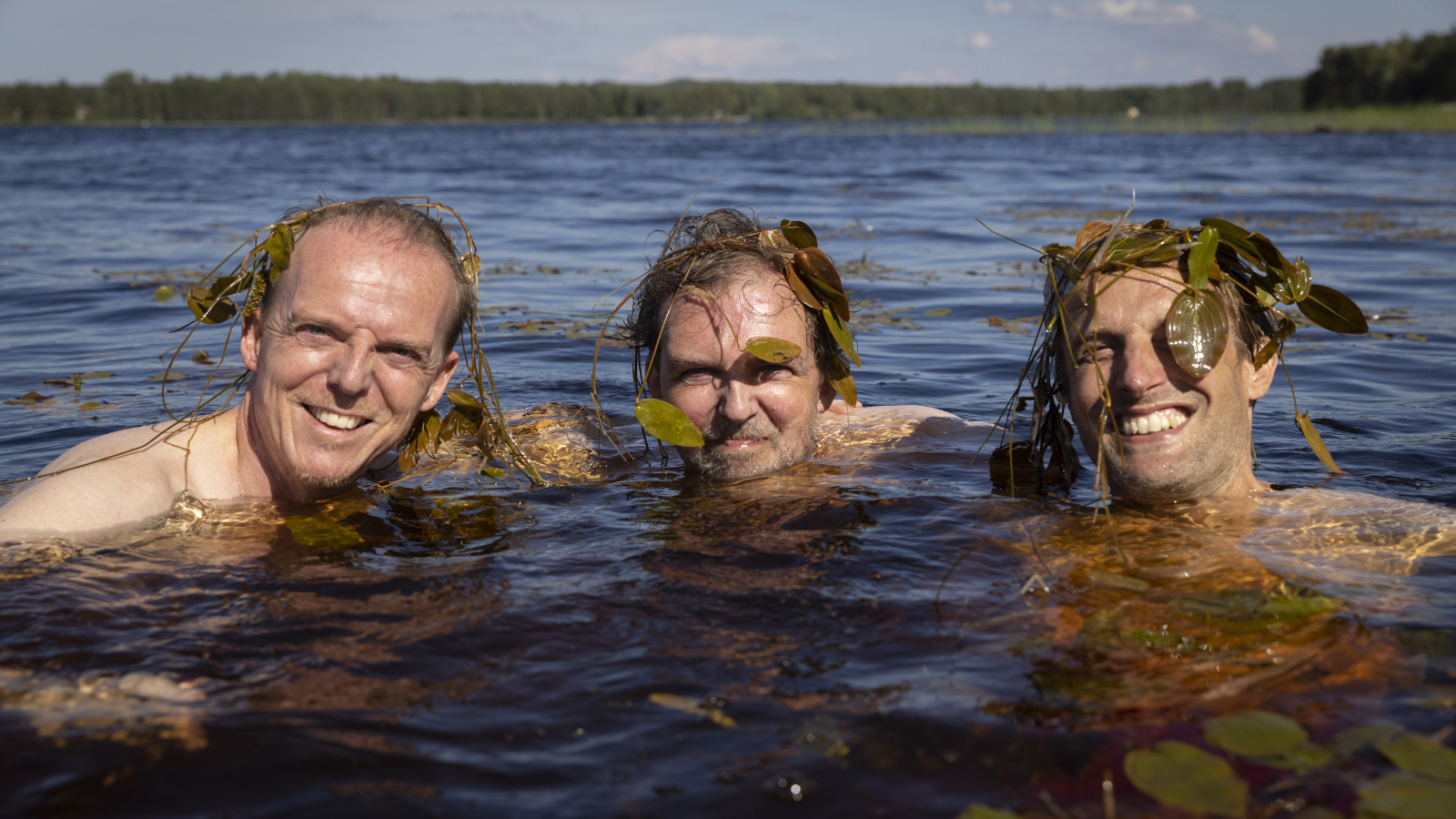 Kuuman kesän 2021 Kuhmon Kamarimusiikin esiintyjät Storioni-trio Lammasjärvessä vilvoittelemassa.
