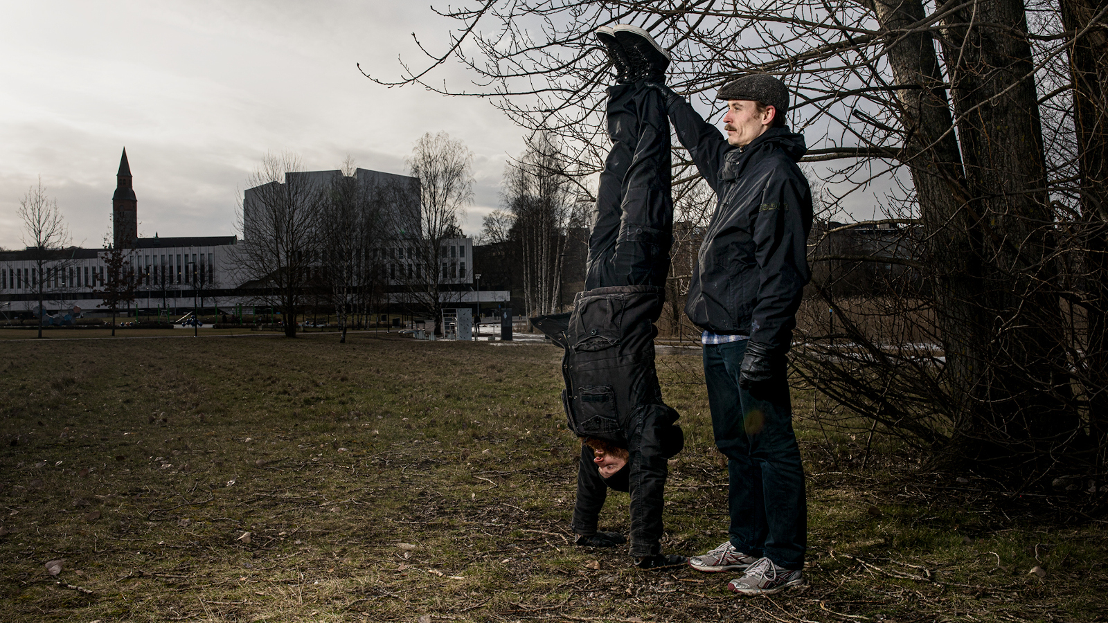 Jukka Tarvainen ja Joni Kärkkäinen Töölönlahden puistossa Finlandia talon edustalla.