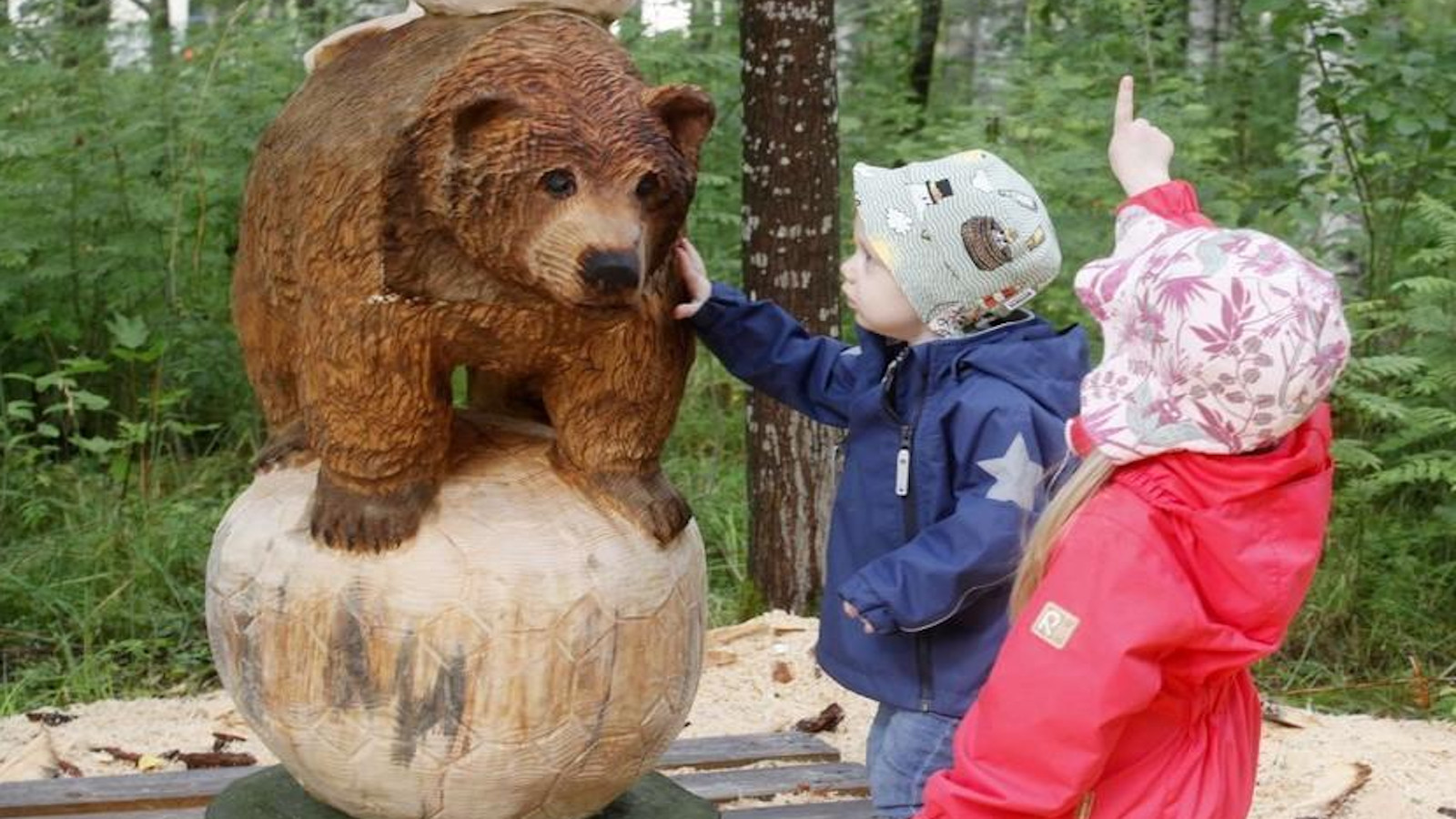 Aidon näköinen Karhu ja pentu -veistos kiinnostaa ja vähän pelottaakin lapsia.