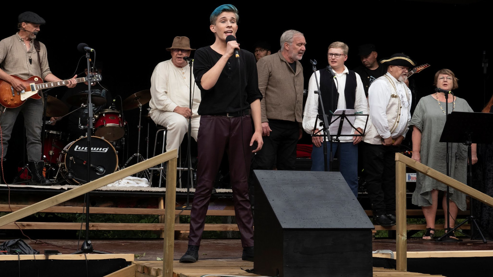 Matias Husgafvel oli tulitaiteilijan roolissa sekä lauloi Mustanlinnun kauniisti Myllykosken Rockoopperassa.