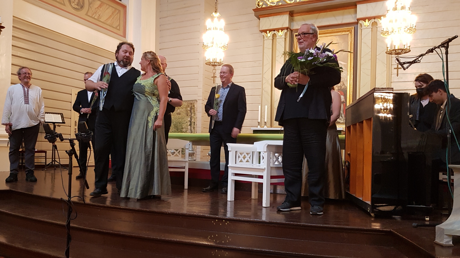 Kuvassa ovat laulajat ja etualalla Matti Turunen, Kaisa Kraft ja Matti Salminen.