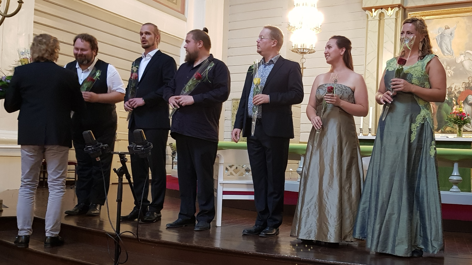 Kuvassa ovat mestarikurssin osallistujat seisomassa Mäntyharjun kirkon alttarin edessä. Kukittamassa on selin vasemmalla Tuomas Hoikkala.