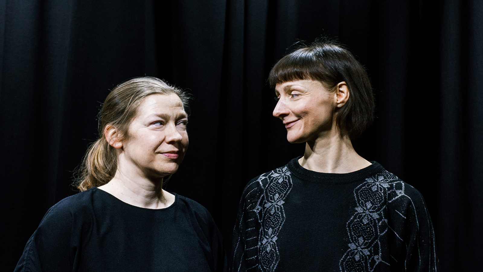 Nina Viitamäen tanssiteos Seinää tuijottavat naiset on Viitamäen ja Satu Rekolan duetto, joka esitetään Koko-teatterissa.