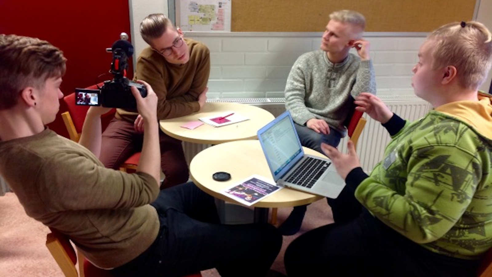 Otto Kentala (vasemmalla) ja Valtteri Kiviniemi Veli-Martin Hästbackan haastattelussa kertomassa opinnoistaan Sibelius-Akatemiassa, Antton Nikula kuvaa.  Kuva: Mika Jämsä