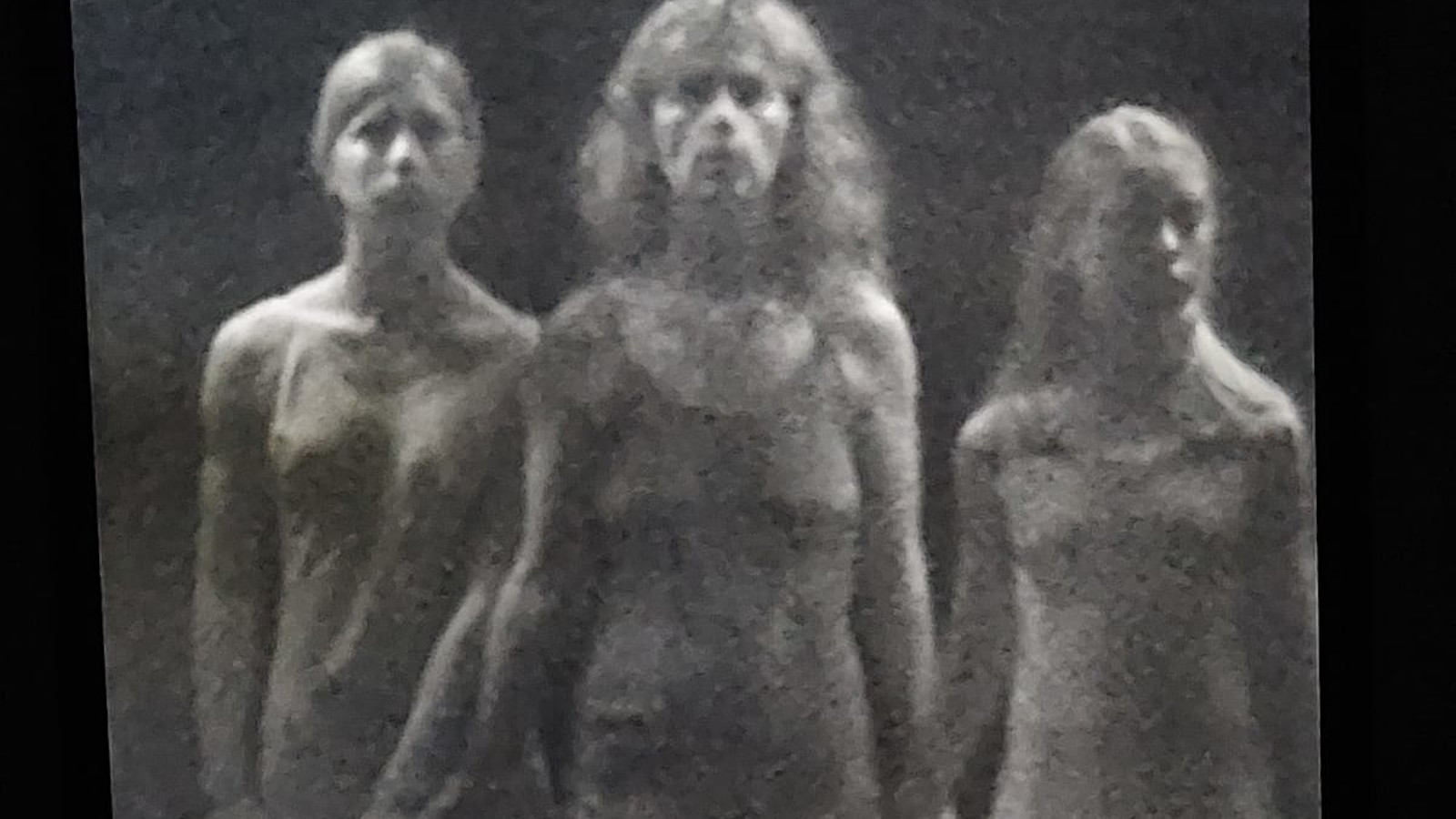 Bill Violan Kolme naista on plastinen kokonaisuus, jossa kuljetaan äärettömän rajoille.