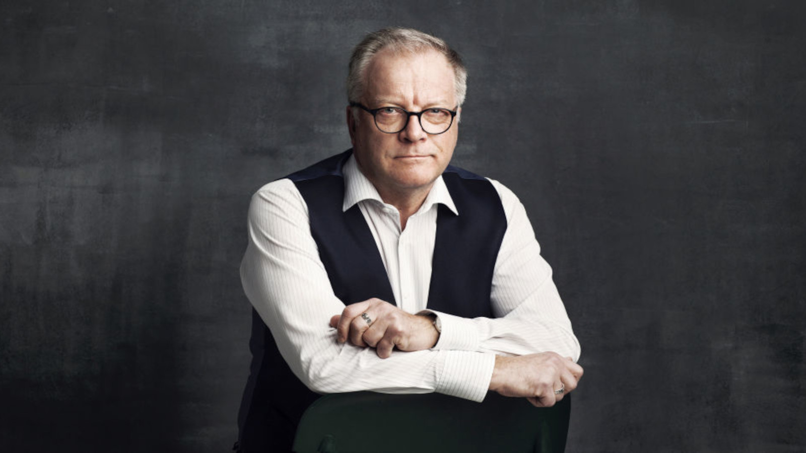 Matti Rönkä on kirjoittanut kirjan Surutalo isien ja poikien vammoista, jotka periytyvät.