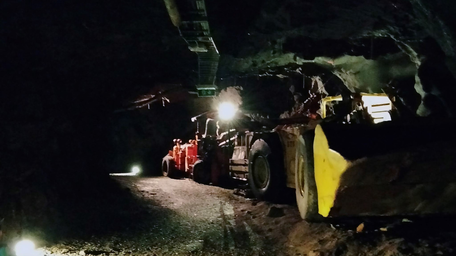 Outokummun kaivosmuseossa pääsee myös kaivostunneliin, jossa kosteudessa tiivistynyttä vettä tipahteli päälle.