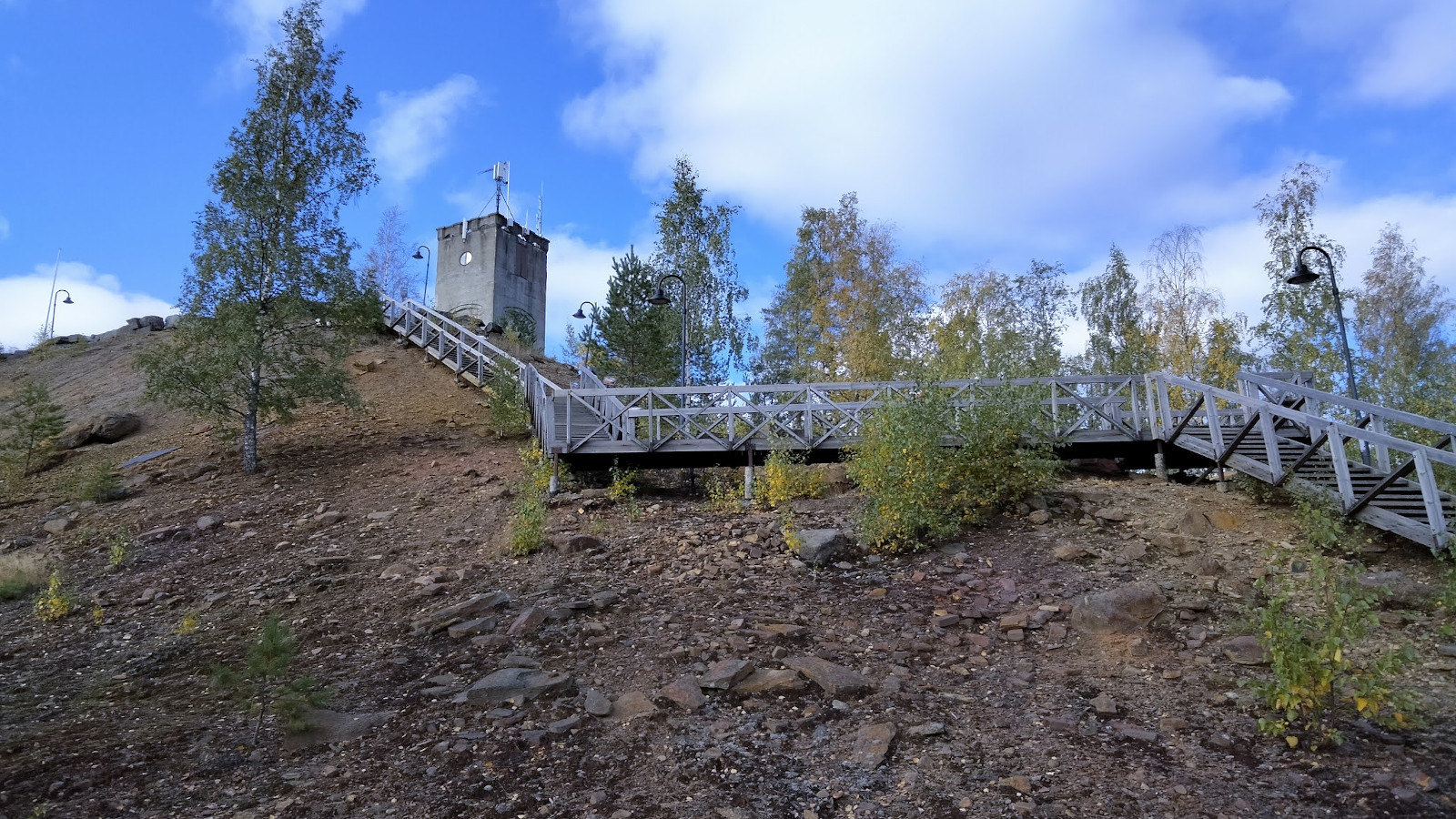 Outokummun kaivosmuseon tunnelista pääsee toiseen päähän rappuja kiipeämällä.