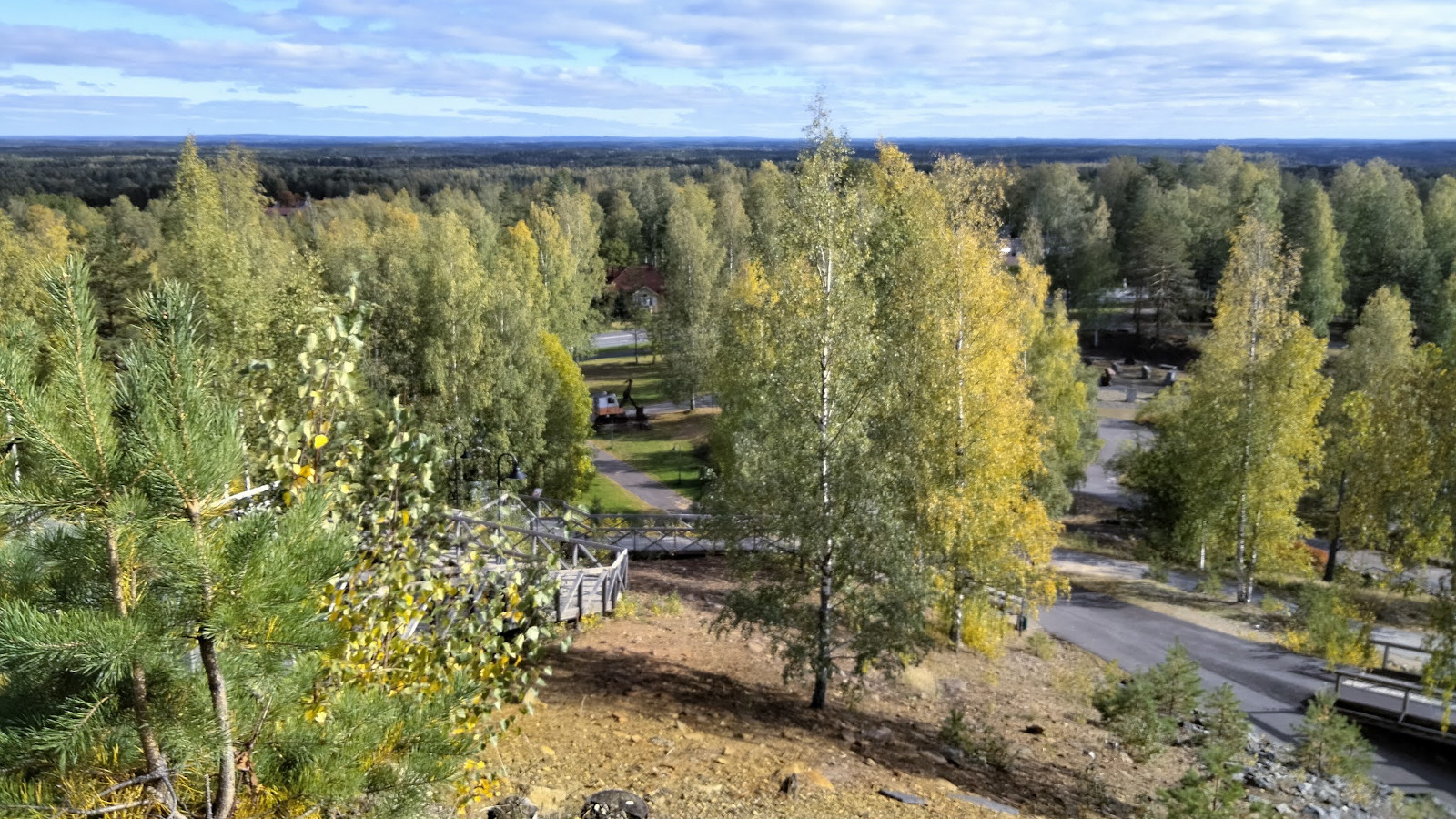 Paluu alas tapahtuikin sitten toisella puolella olevaa tietä pitkin, joten paluu oli helpompaa kuin alas portaita pitkin.