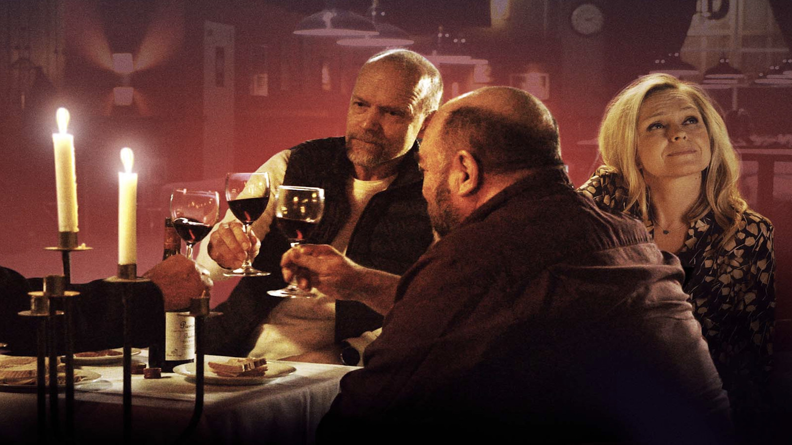 Yö armahtaa elokuvassa baarin pöydässä on Juhani (Timo Torikka), Risto (Kari  Heiskanen), Heikki (Pertti Sveholm) ja Eeva (Anu Sinisalo). 