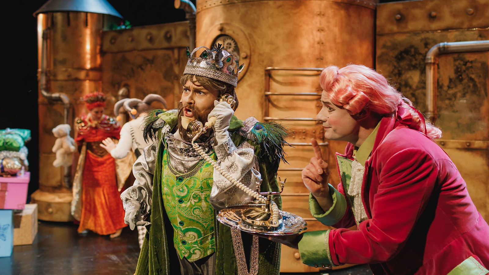 Kouvolan teatterin Adalmiinan helmi-näytelmän kuningas olikin yllättäen nainen, Tiina Winter, loistava kuninkaan osassa.