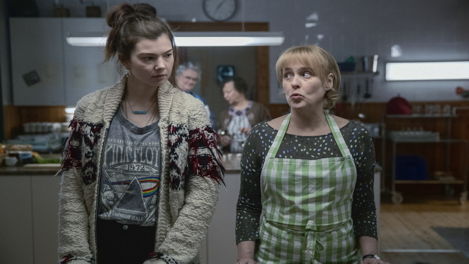 Seurakuntatalon emäntä Johanna (Leea Klemola ja tytär Siiri (Emma Kilpimaa) keittiössä, häätarjoiluja valmistamassa elokuvassa Huonot naiset.