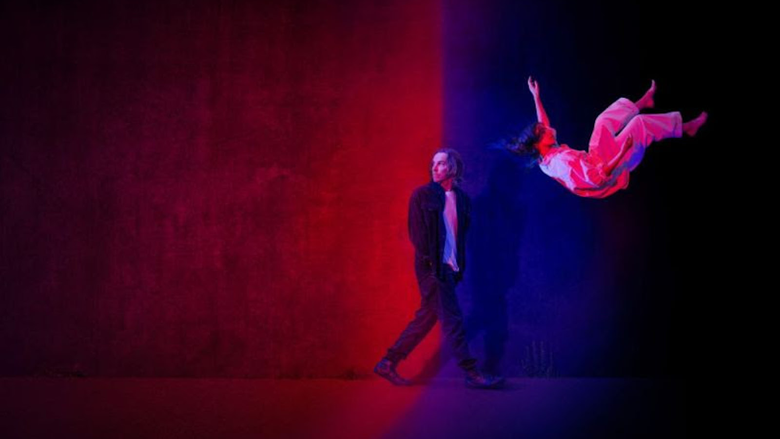Helsinki Dance Companyn ja Kinetic Orchestran tanssiteos Gravity saa ensi-iltansa 11.11.2021 Helsingin Kaupunginteatterin pienellä näyttämöllä.