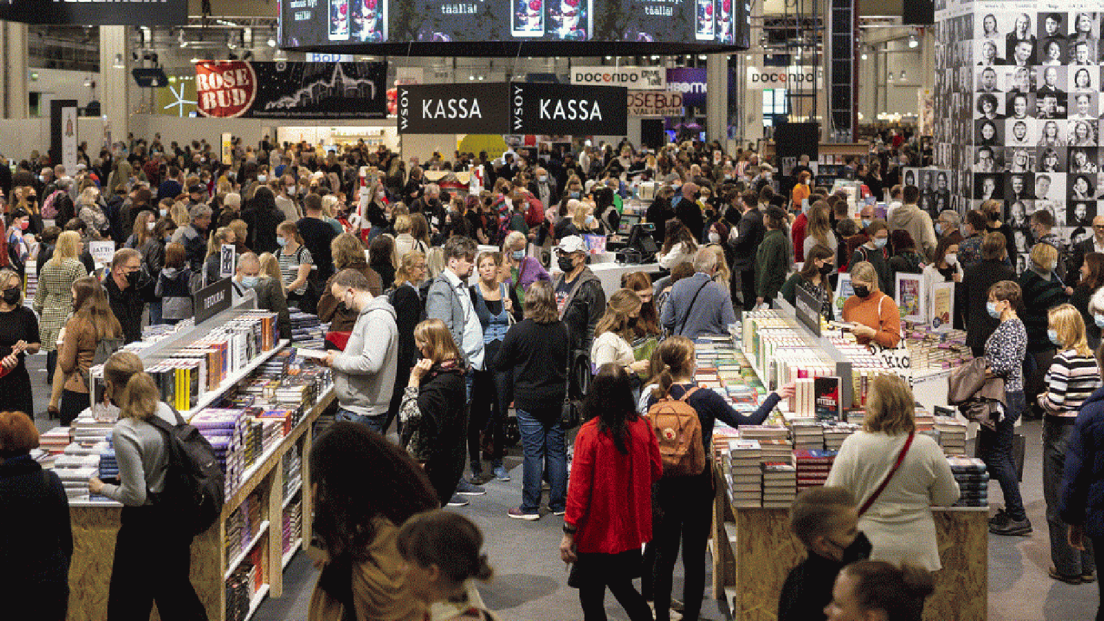 Kuvassa on Helsingin kirjamessujen kävijöitä, joita on runsaasti tutustumassa kirjamessujen osastoihin.