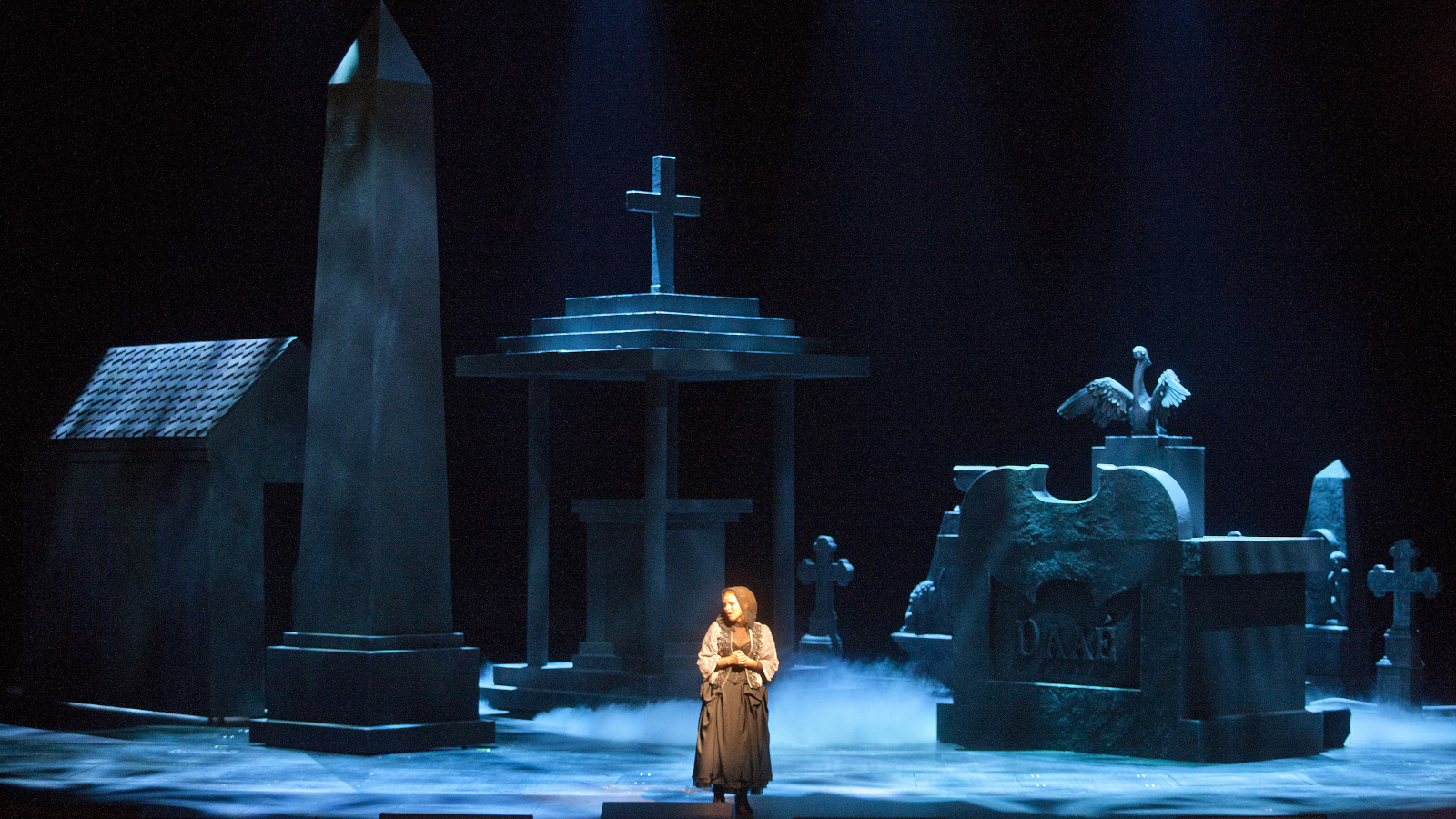 Oopperan kummituksen Christinen roolissa vuorottelevat Iida Antola, Hanna-Liina Võsa sekä Sanna Iljin.