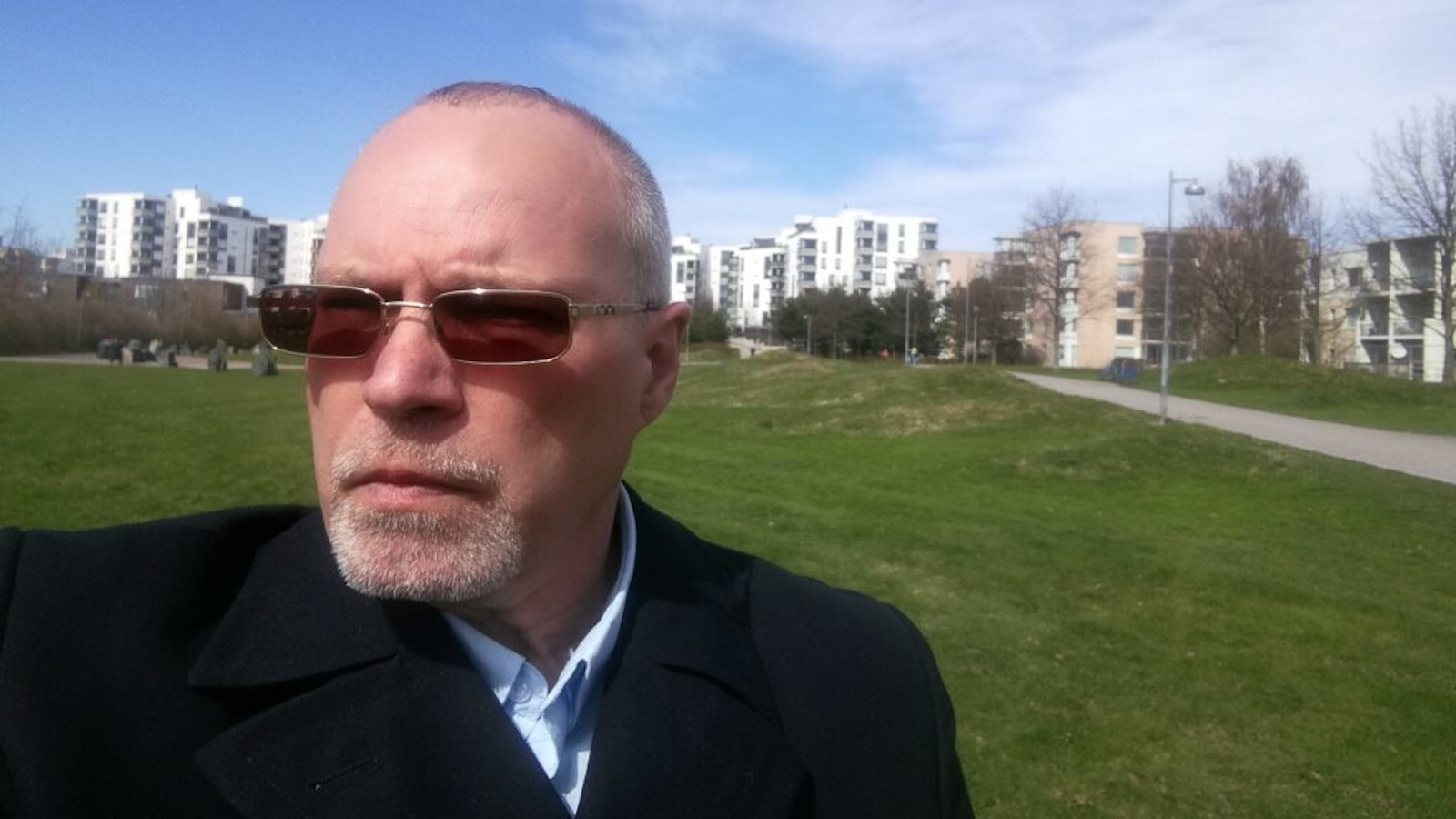 Elokuvaohjaaja ja muusikko Petri Hakkarainen on kirjoittanut kirjan 1970–1980-lukujen YYA-Suomesta, jossa vallitsi vielä normeissa pysyttelevä yhtenäiskulttuuri. 