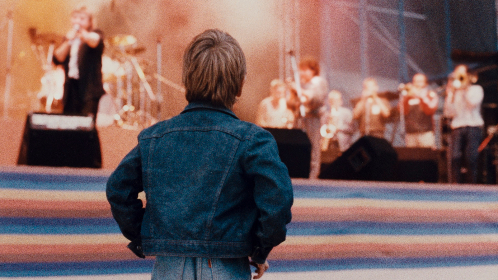 Kuvassa on poika katsomassa Rock Summerin konserttia esiintymislavalla.