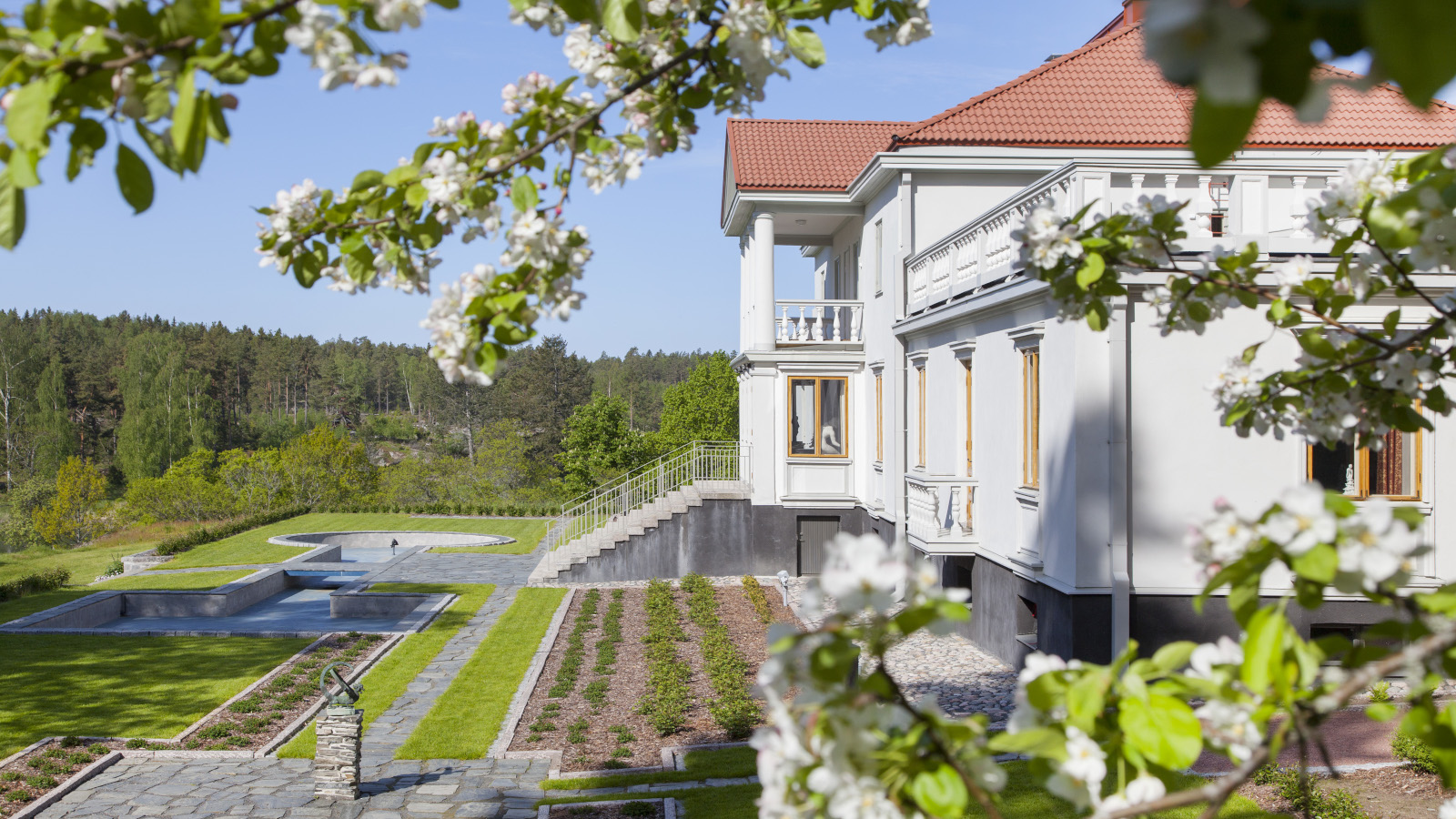 Amos Andersonin italiaistyylinen klassistinen villa sijaitsee Kemiönsaarella laajan omenatarhan keskellä.