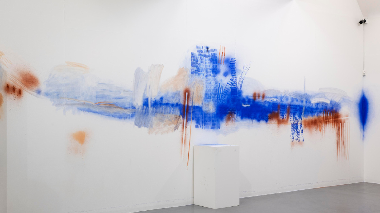 Dale Harding, Wall Composition in Bimbird and REckitt's Blue. Kuva: Thierry Bal 