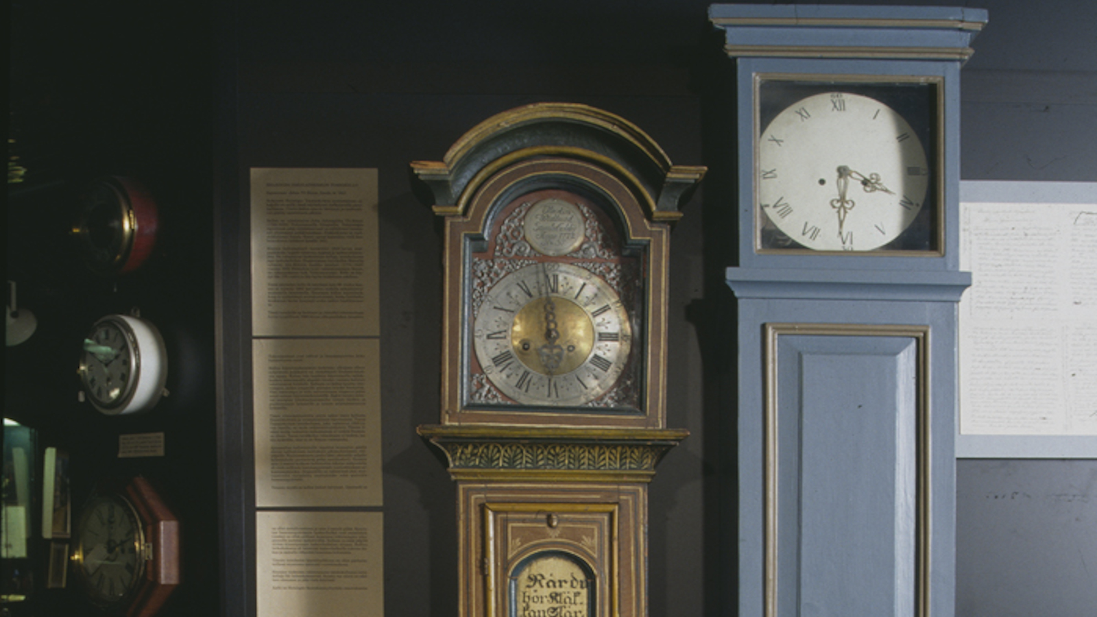 Kello- ja korumuseossa on runsaasti erilaisia eri aikakusien kelloja kuten kuvassa näkyviä lattiakelloja.