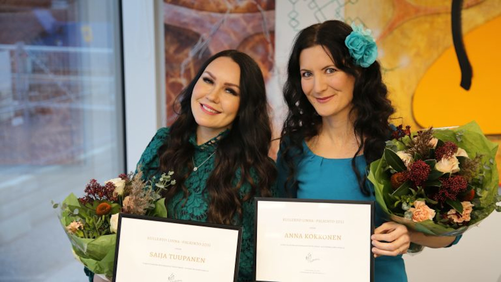 Kuvassa vuoden 2021 Kullervo Linna -palkinnon saajat Saija Tuupanen ja Anna Kokkonen.