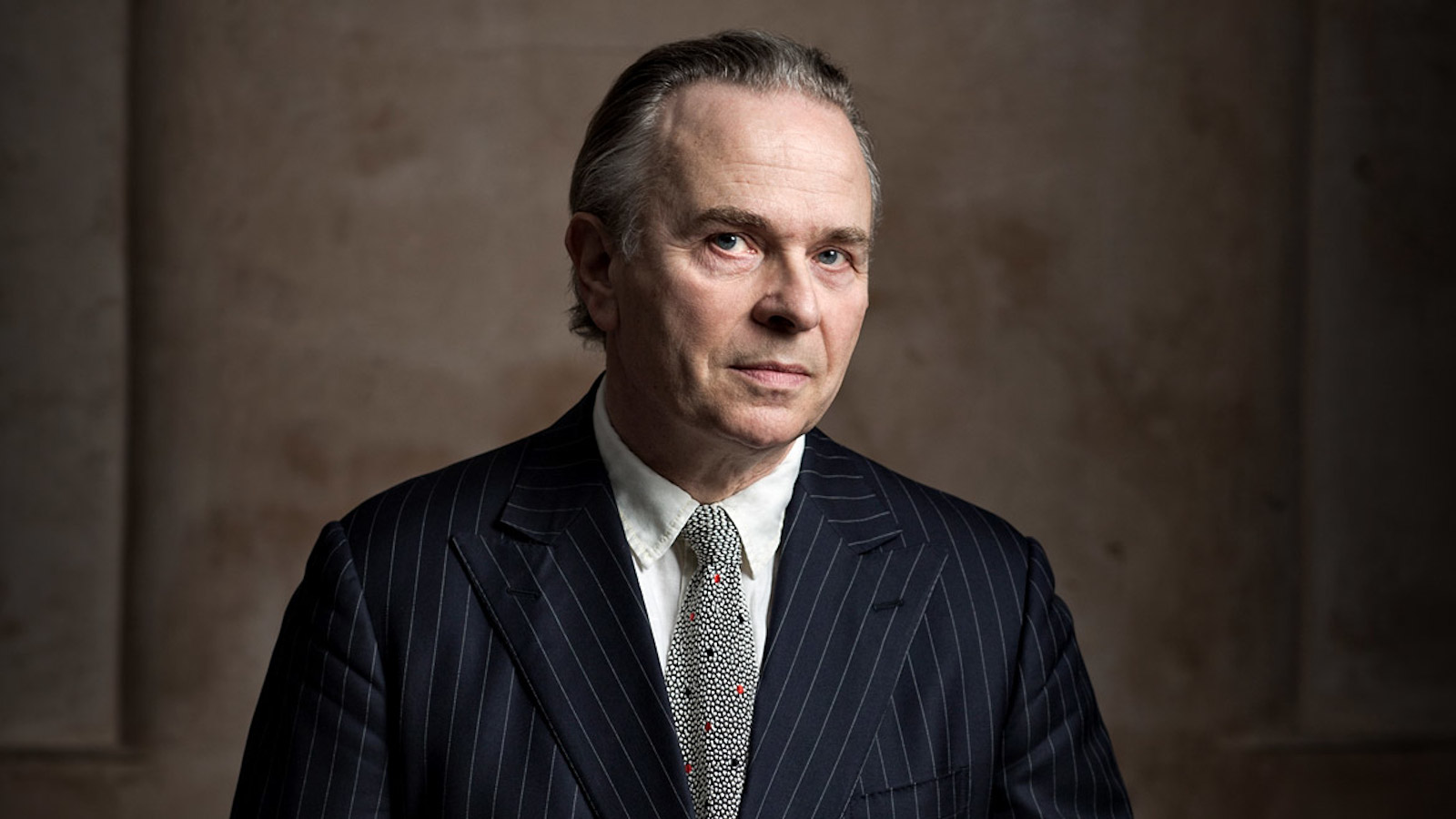 Brittiritari Sir Mark Elder, joka on tämän ajan legendaarisimpia kapellimestareita, johtaa Lahden sinfoniaorkesterin konsertin  11.11.2021.