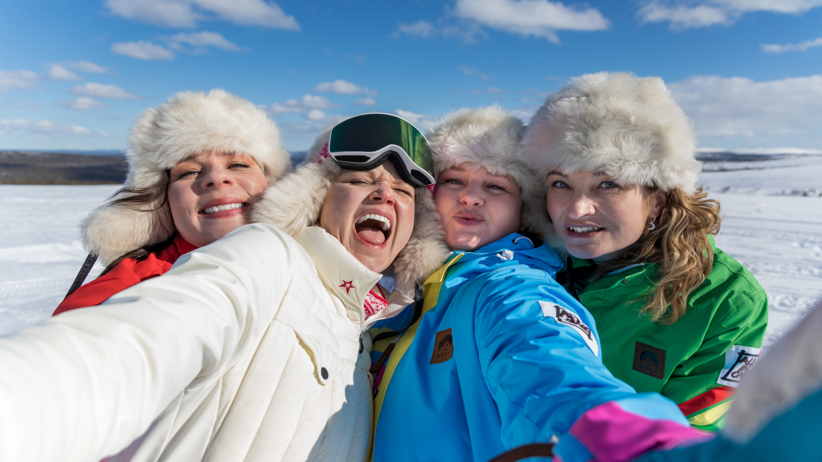 Tammikuussa 2022 tulee ensi-iltaan elokuva Skimbagirls, jossa ystävykset, neljä keski-ikäistä naista seikkailee Lapin laskettelukohteessa.