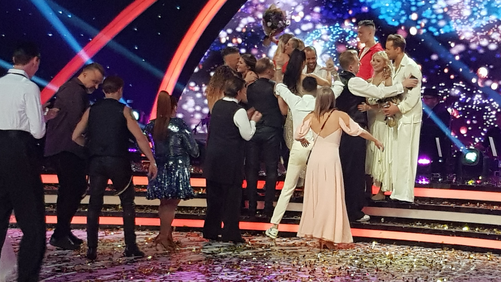 Kuvassa kaikki tämän vuoden Tanssii Tähtien kanssa -kilpailun osallistujat onnittelevat voittajia.