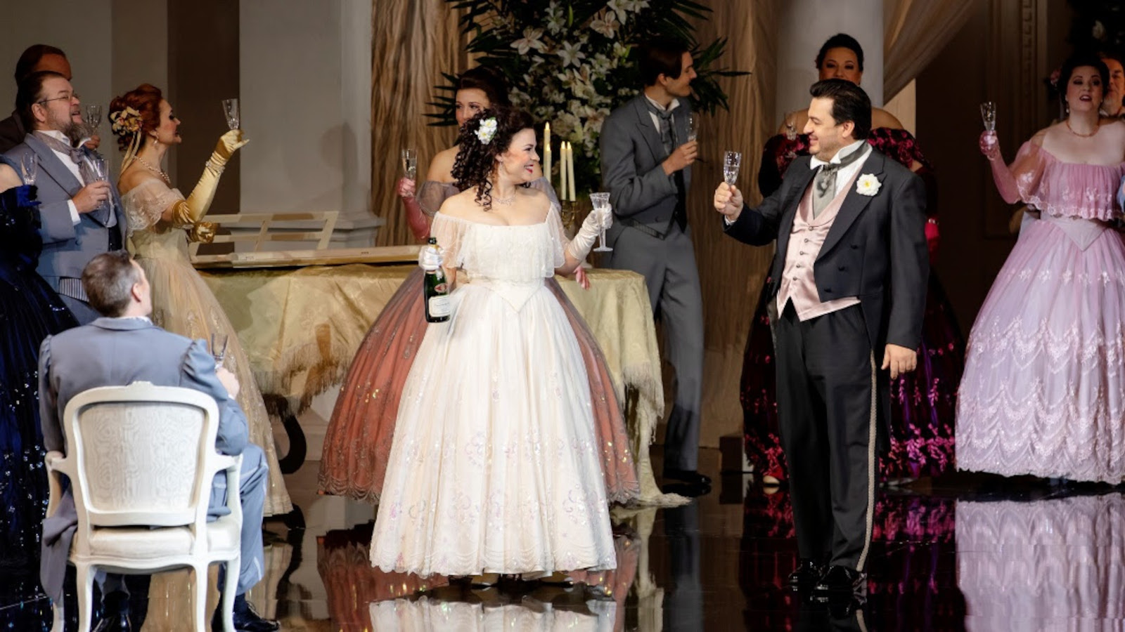 La Traviata tuo hurmaavat pariisilaisjuhlat ja haikean rakkaustarinan kotisohville suoratoistona 21. joulukuuta, violettana Tuuli Takala.
