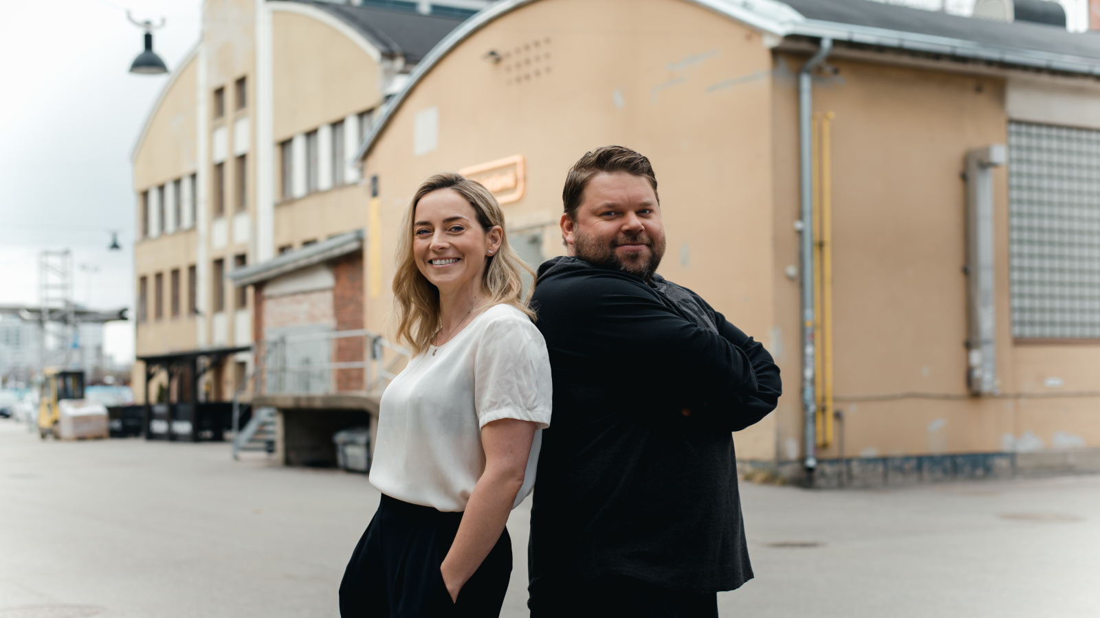 Iina Kuustonen ja Mikko Töyssy ovat  pääosissa elokuvassa Punttikomedia, joka tulee valkokankaalle vuonna 2022. 