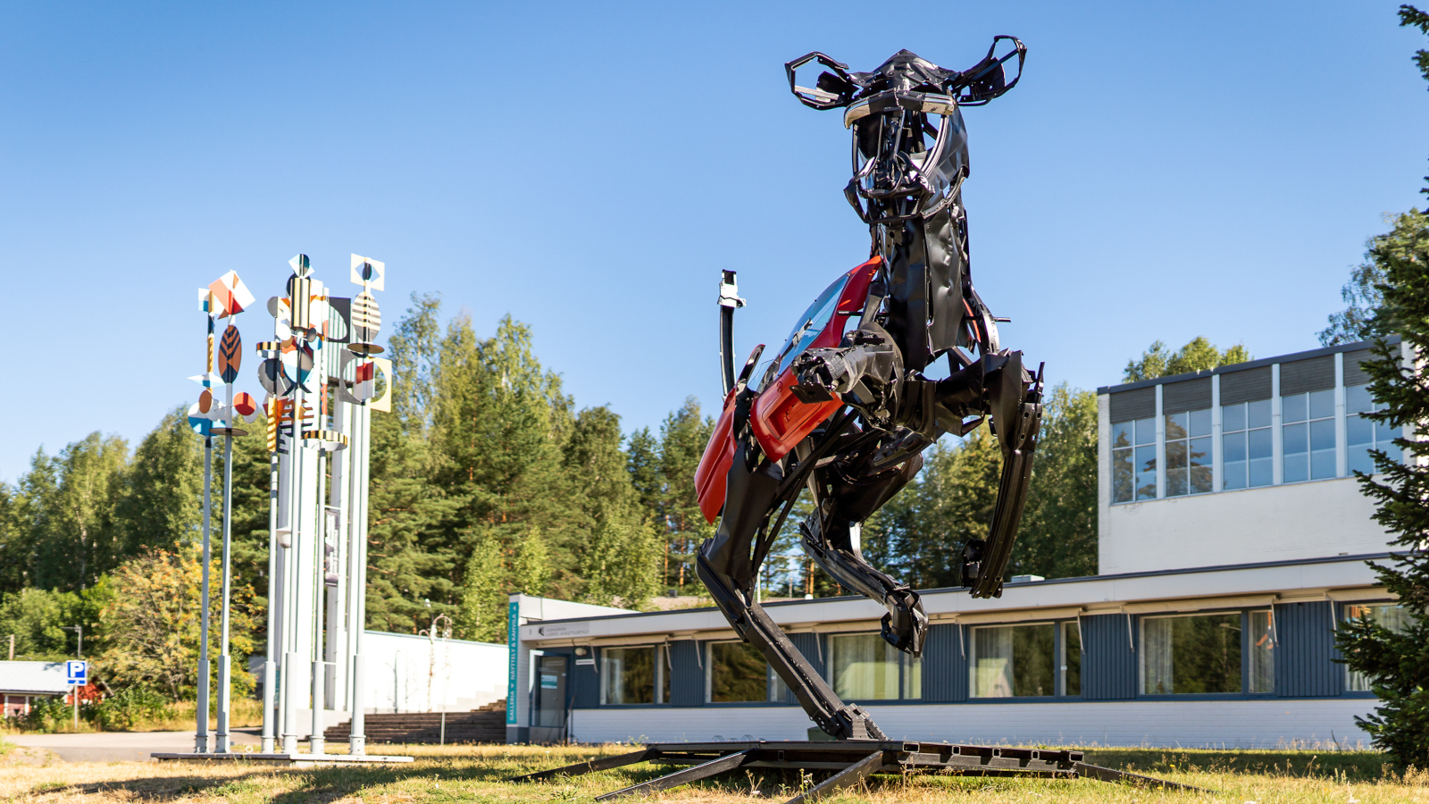 Kuvassa Vuohijärven luonto- ja kulttuuritalo, jonka edessä on Miina Äkkijyrkän Šikaani-veistos. 