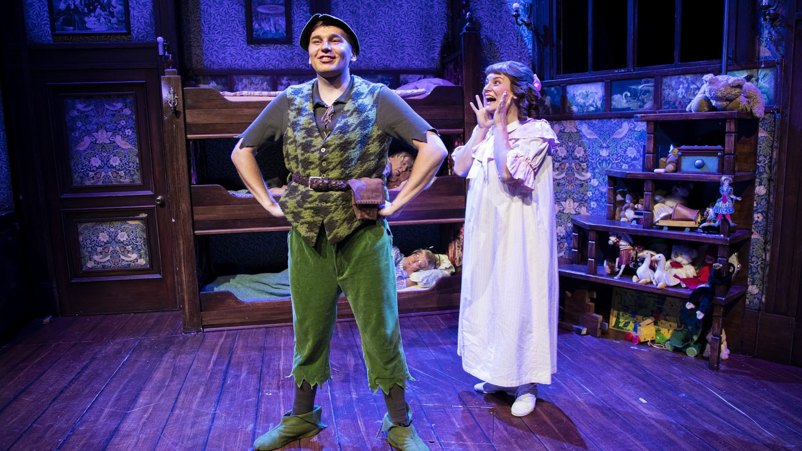 Kotkan teatterin Peter Pan'n roolissa on Jonde, jota näyttelee Kalle Kurikkala ja Eeva Hautala on Sanna, joka esittää Wendy Darlingia.