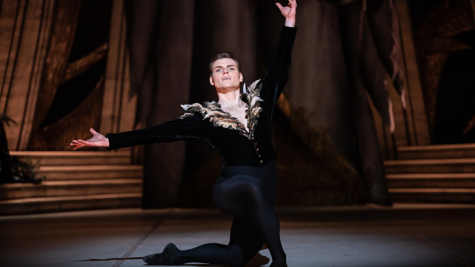 Joutsenlampi-baletin prinssi Siegfriedin roolissa tanssii  Michal Krčmář.