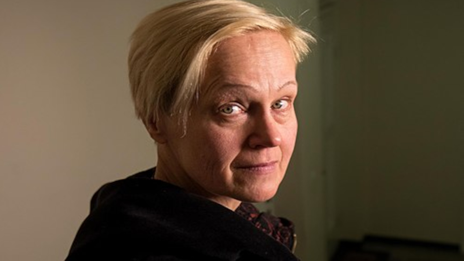 Helena Sinervo (s. 1961) on runoilija, kirjailija ja suomentaja.on voittanut useita arvokkaita kirjallisuuspalkintoja ja hänen runojaan on käännetty yli 30 kielelle. 